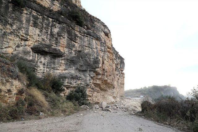 Hamzabeyli Yolundaki Kil Taşı Kayası Patlatılarak Yol Güvenliği Sağlandı