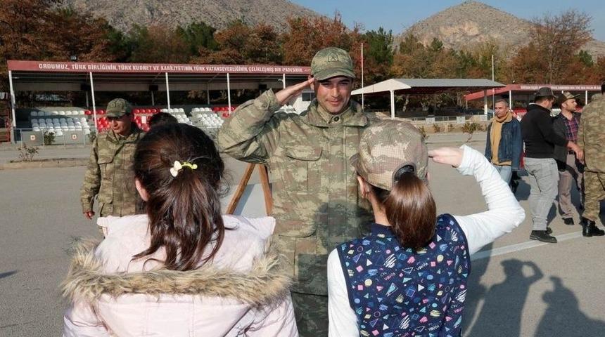 &Ccedil;ocuklar Mehmet&ccedil;ikle Buluştu