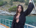 Yeni imaj�yla tam not ald�! G�mle�inin d��melerini a��kta b�rakt�  