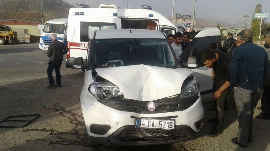 Otomobil İle Şehir İ&ccedil;i Minib&uuml;s &Ccedil;arpıştı