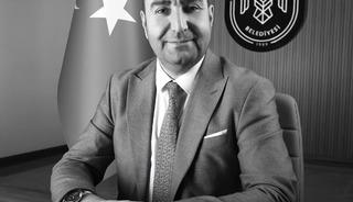Belediye &ouml;zel kalem m&uuml;d&uuml;r&uuml; bisikletten d&uuml;ş&uuml;p &ouml;ld&uuml;