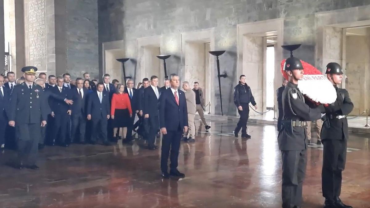Yeni Parti'den ilk ziyaret Anıtkabir'e! Özgür Özel ve ekibi Ata'nın huzurunda