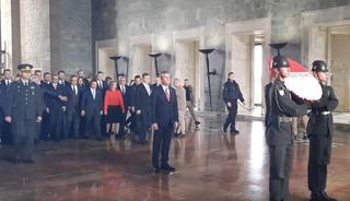 Yeni Parti'den ilk ziyaret Anıtkabir'e! &Ouml;zg&uuml;r &Ouml;zel ve ekibi Ata'nın huzurunda