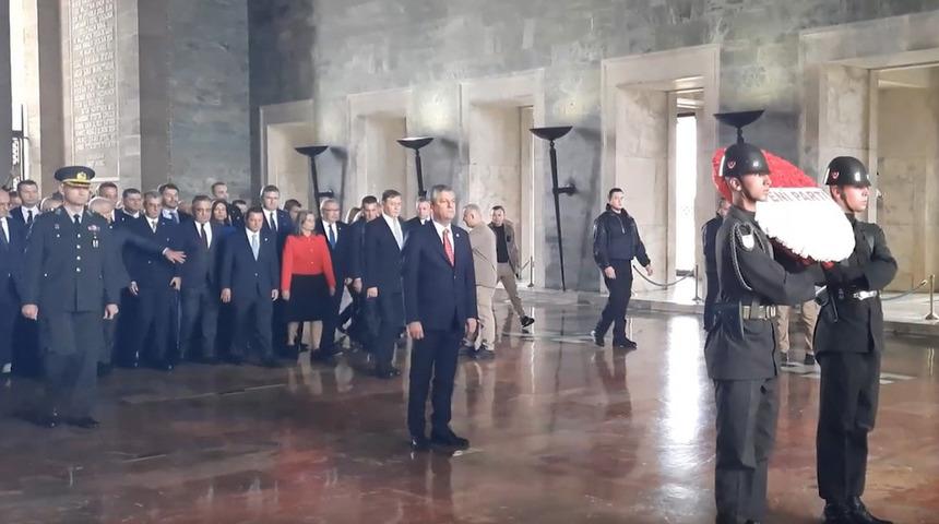 Yeni Parti'den ilk ziyaret Anıtkabir'e! &Ouml;zg&uuml;r &Ouml;zel ve ekibi Ata'nın huzurunda