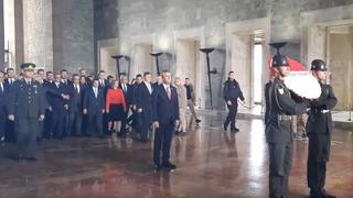 Yeni Parti'den ilk ziyaret Anıtkabir'e! Özgür Özel ve ekibi Ata'nın huzurunda