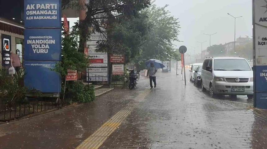 Bursa&rsquo;da yollar g&ouml;le d&ouml;nd&uuml;, vatandaşlar zor anlar yaşadı