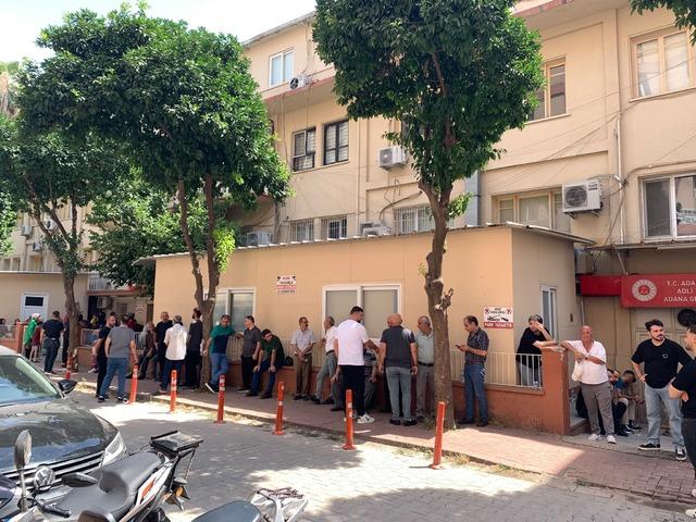 7 yaşındaki kızlarının g&ouml;z&uuml; &ouml;n&uuml;nde... Yastıkla y&uuml;z&uuml;n&uuml; kapatıp ateş etmiş 9
