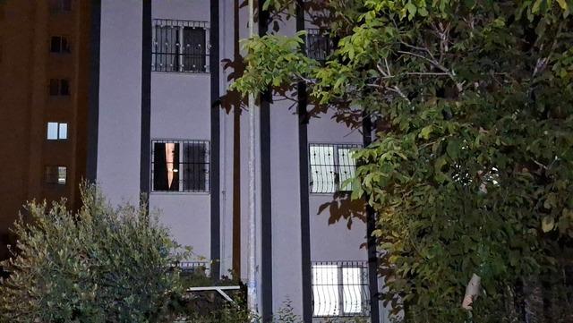 7 yaşındaki kızlarının g&ouml;z&uuml; &ouml;n&uuml;nde... Yastıkla y&uuml;z&uuml;n&uuml; kapatıp ateş etmiş 4