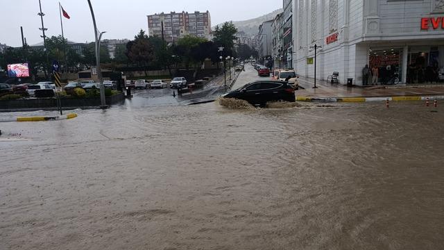 Yozgat'ta sağanak; cadde ve sokaklar göle döndü