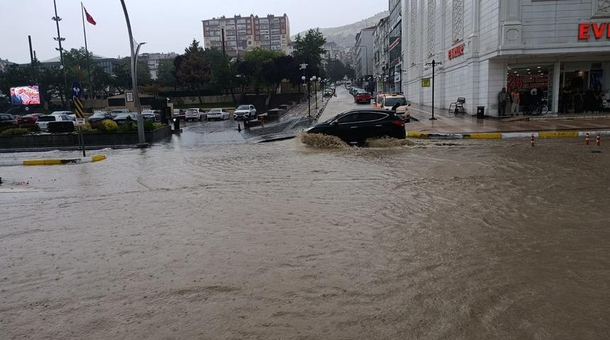 Yozgat'ta sağanak; cadde ve sokaklar g&ouml;le d&ouml;nd&uuml;