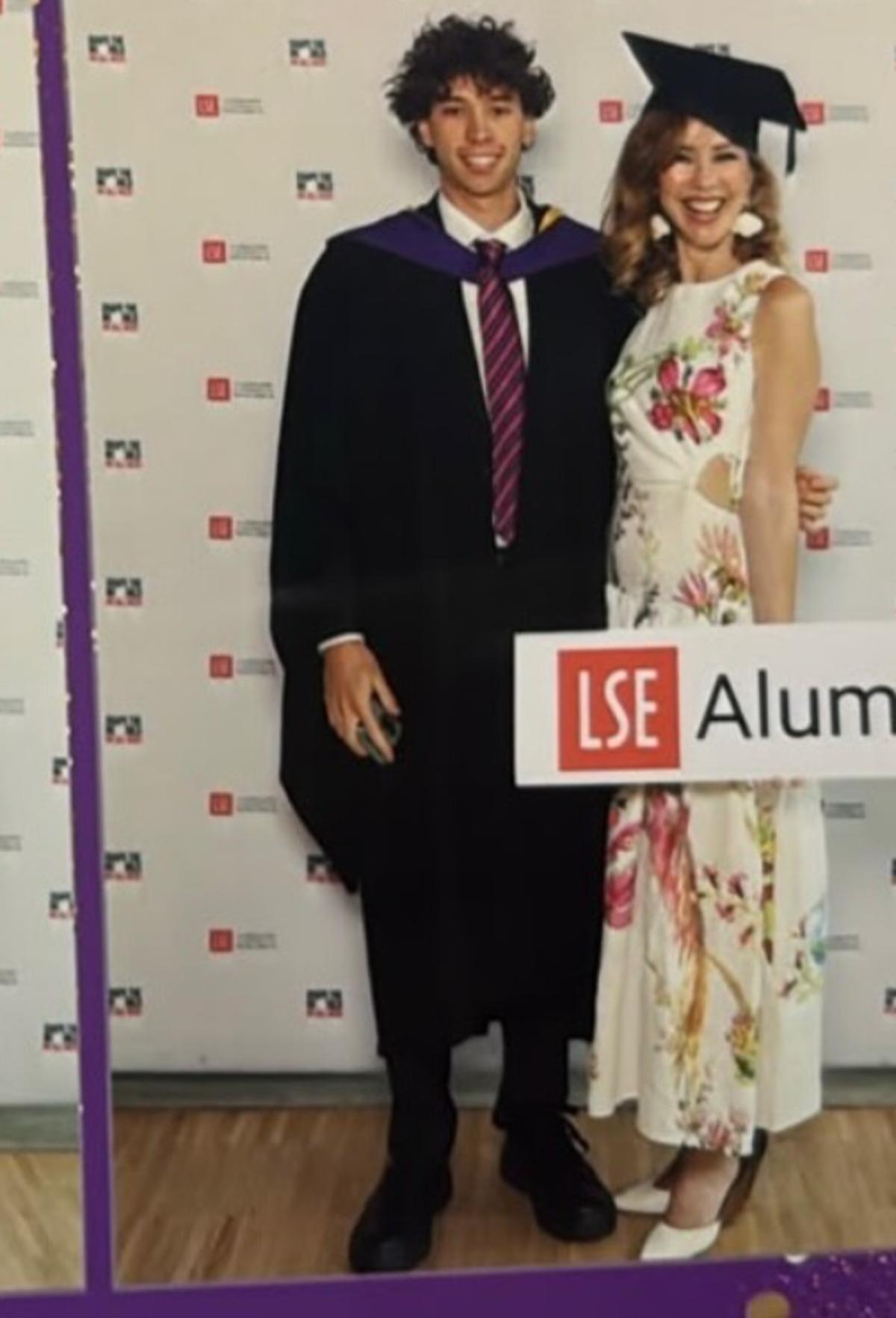Onun için ülkeyi terk etmişti! Sihirli Annem in Betüş ü İnci Türkay ın oğlu Ali LSE den mezun oldu 5