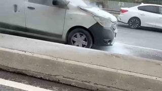 Çekmeköy’de yanan otomobil vatandaşların müdahalesiyle söndürüldü