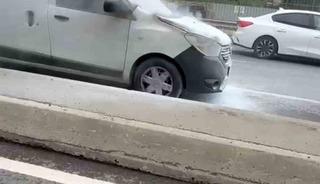 &Ccedil;ekmek&ouml;y&rsquo;de yanan otomobil vatandaşların m&uuml;dahalesiyle s&ouml;nd&uuml;r&uuml;ld&uuml;