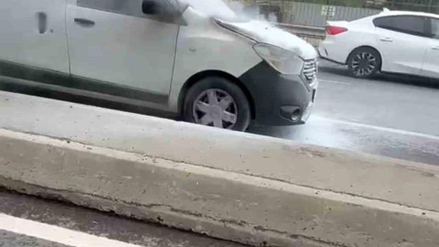 Çekmeköy’de yanan otomobil vatandaşların müdahalesiyle söndürüldü