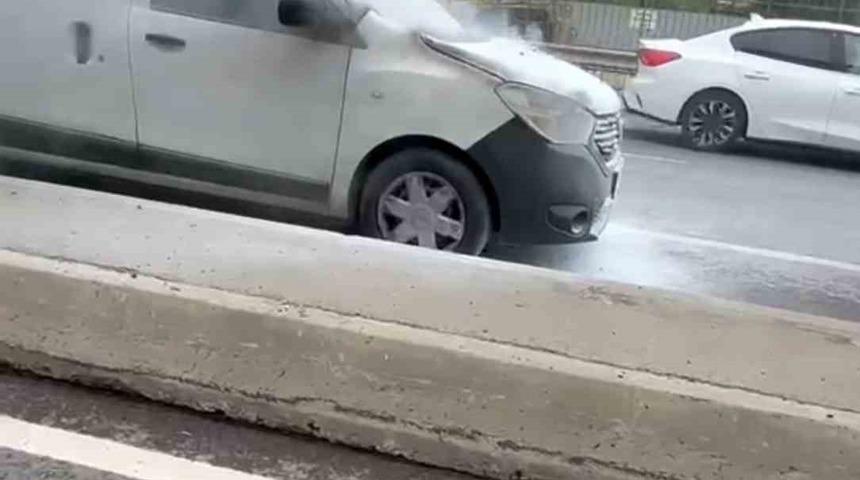 &Ccedil;ekmek&ouml;y&rsquo;de yanan otomobil vatandaşların m&uuml;dahalesiyle s&ouml;nd&uuml;r&uuml;ld&uuml;