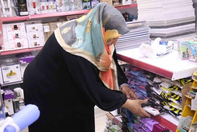Hırsızlık girişimi kamerada: Biri kilitli kapıyı açmaya, diğeri paspası alıp kaçmaya çalıştı 4