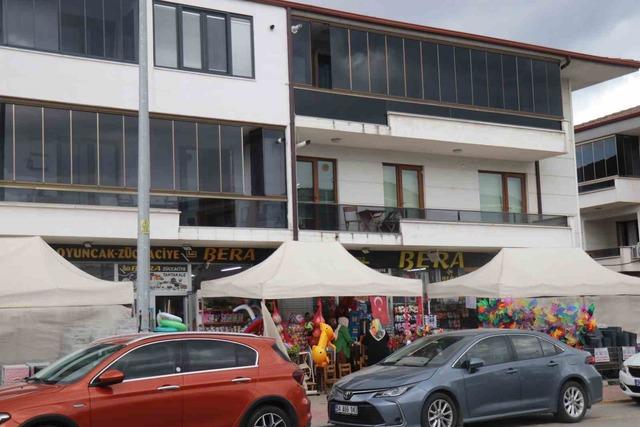 Hırsızlık girişimi kamerada: Biri kilitli kapıyı açmaya, diğeri paspası alıp kaçmaya çalıştı 3