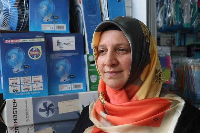 Hırsızlık girişimi kamerada: Biri kilitli kapıyı açmaya, diğeri paspası alıp kaçmaya çalıştı 1