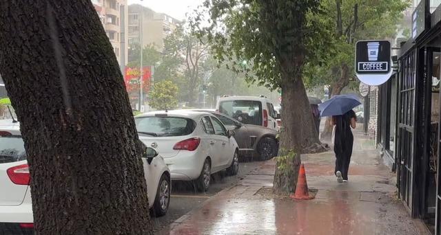 Kocaeli’de aniden bastıran sağanak hayatı olumsuz etkiledi 1