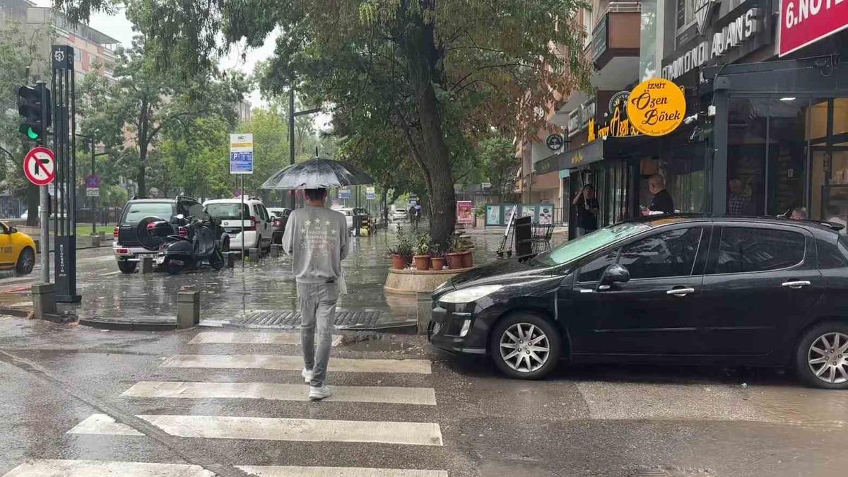 Kocaeli’de aniden bastıran sağanak hayatı olumsuz etkiledi