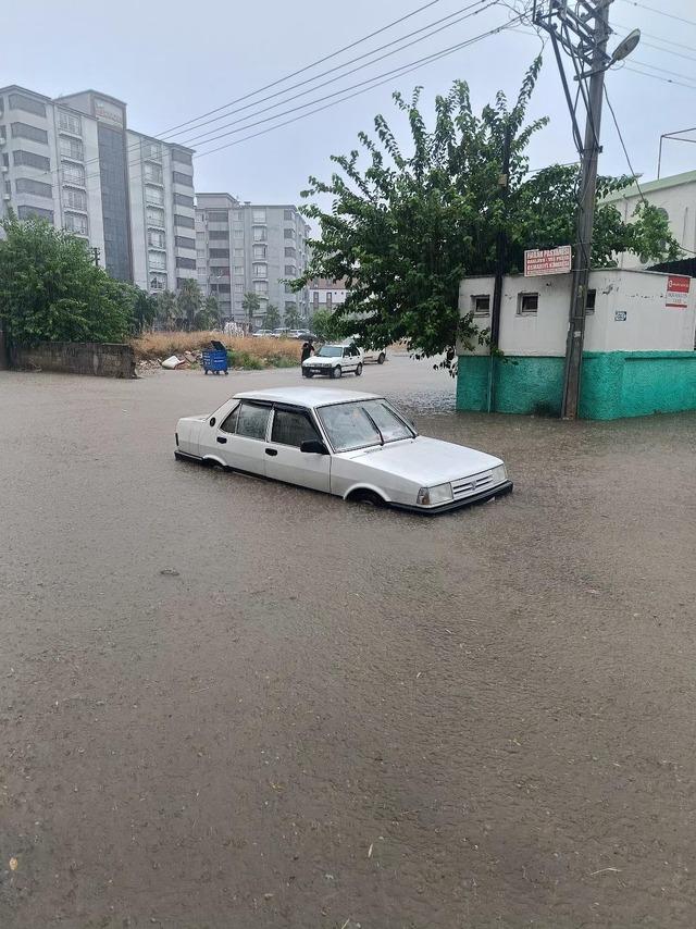 Şiddetli yağış Osmaniye’yi vurdu, araçlar ve iş yerleri sular altında kaldı 3