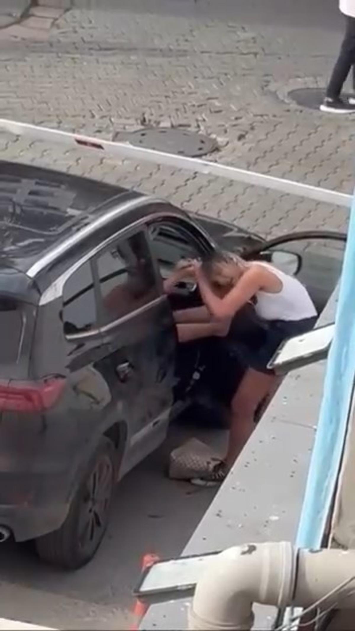 Tekmeler havada uçuştu! Kadıköy deki kadın kavgası kamerada 5