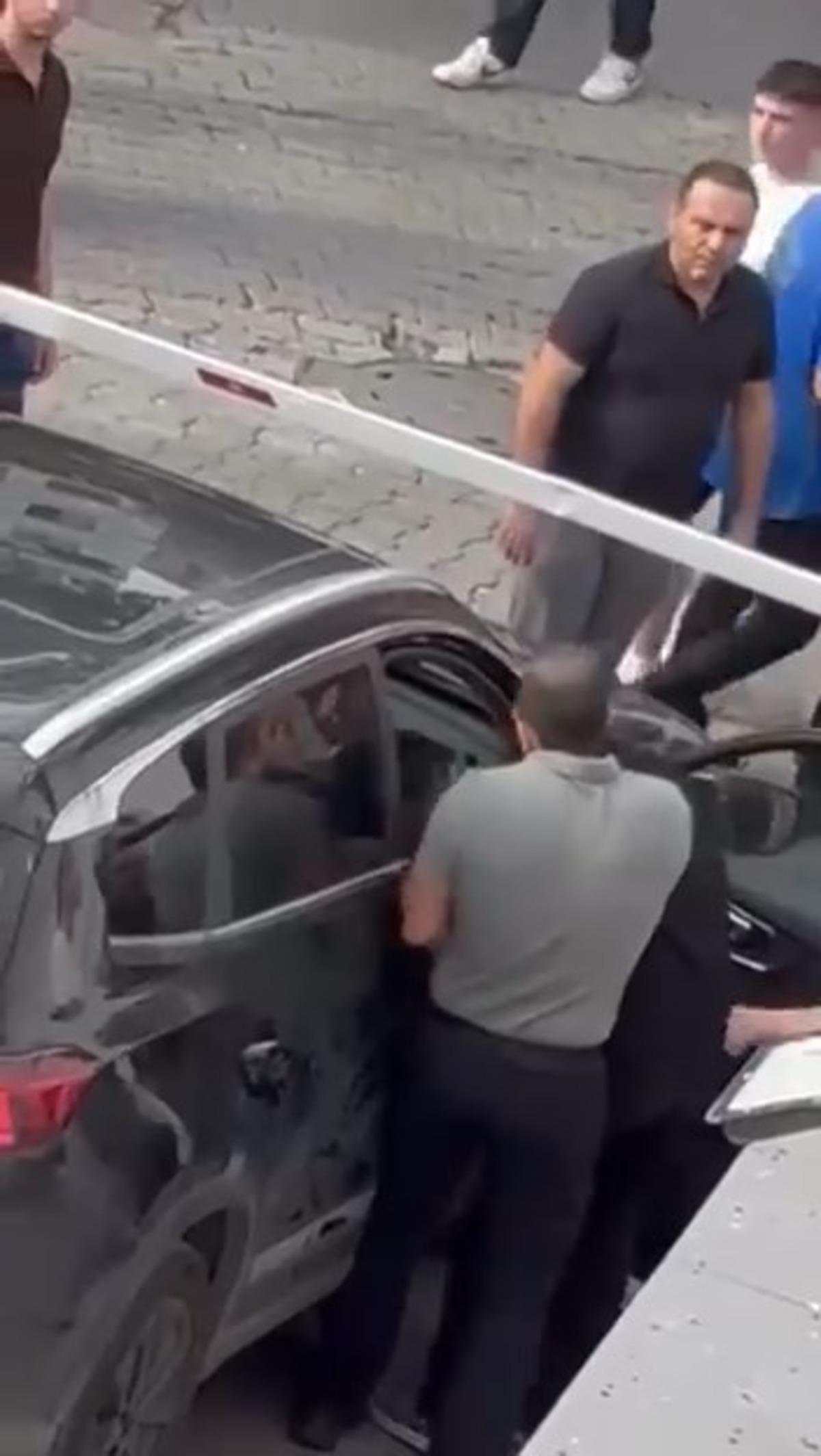 Tekmeler havada uçuştu! Kadıköy deki kadın kavgası kamerada 4