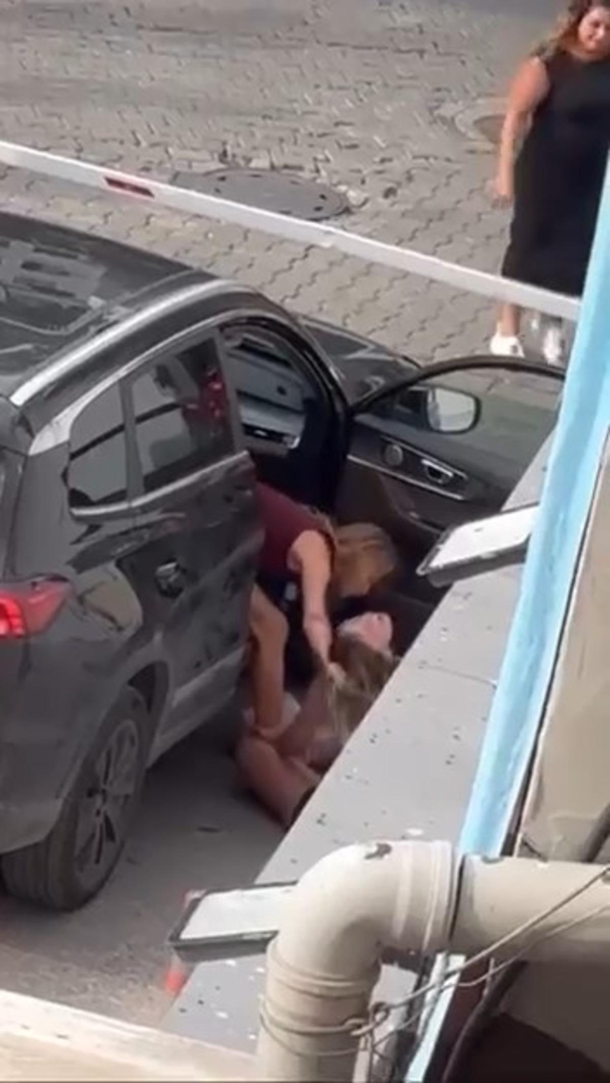 Tekmeler havada uçuştu! Kadıköy deki kadın kavgası kamerada 2