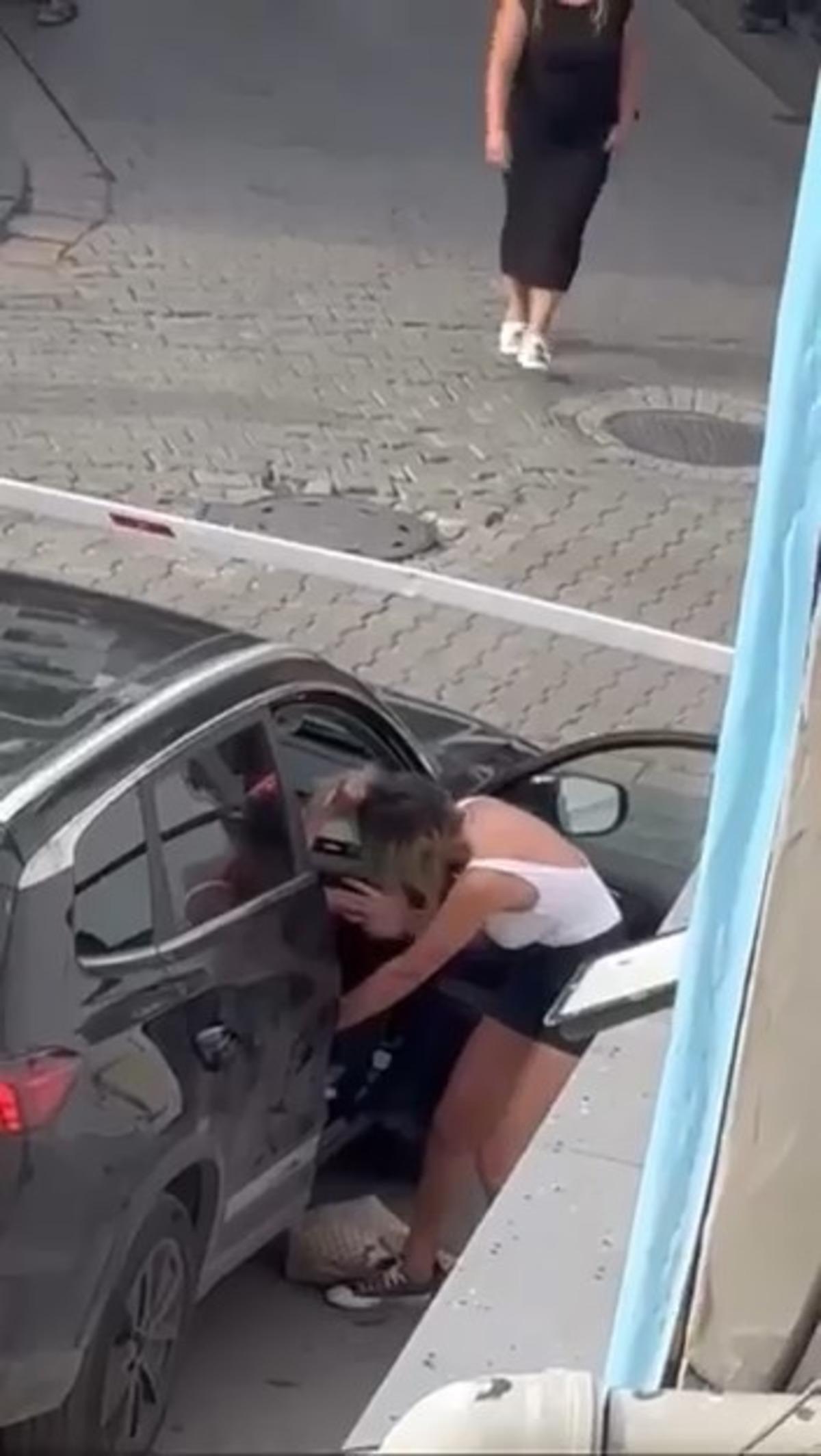 Tekmeler havada uçuştu! Kadıköy deki kadın kavgası kamerada 1