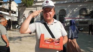 Burhaniye’de Polis şapkalı seyyar satıcı ilgi odağı oldu