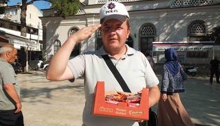 Burhaniye&rsquo;de Polis şapkalı seyyar satıcı ilgi odağı oldu