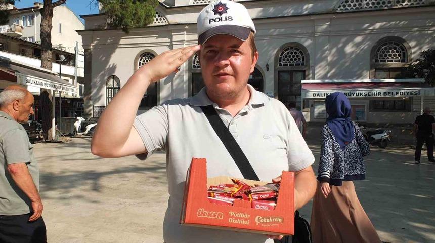 Burhaniye&rsquo;de Polis şapkalı seyyar satıcı ilgi odağı oldu