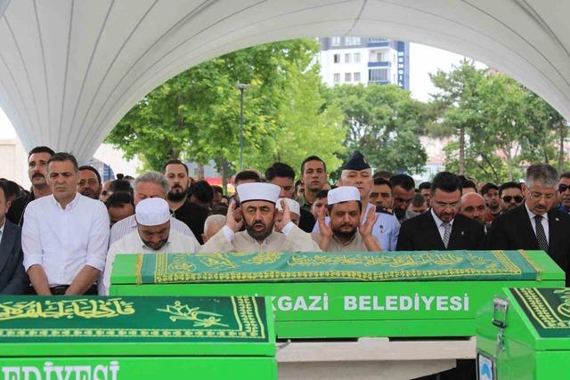 Bisikletten düşerek hayatını kaybeden özel kalem müdürü toprağa verildi 3