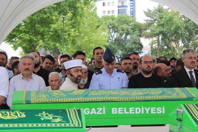 Bisikletten düşerek hayatını kaybeden özel kalem müdürü toprağa verildi 2