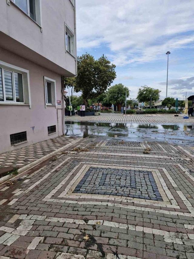 Bandırma’da sağanak sonrası cadde ve sokaklarda su birikintileri oluştu 3