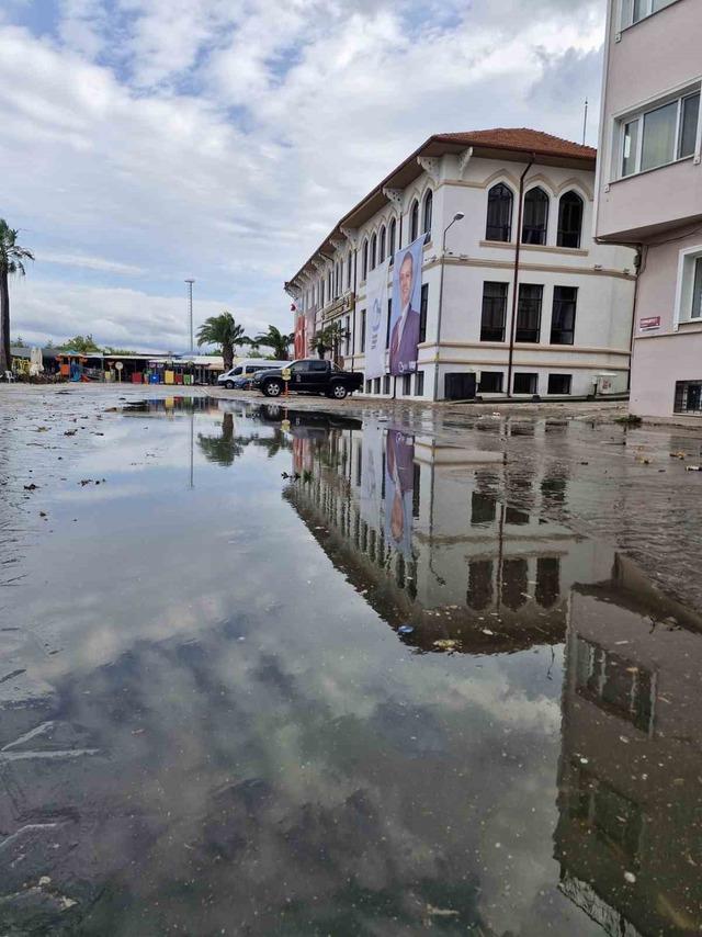 Bandırma’da sağanak sonrası cadde ve sokaklarda su birikintileri oluştu 1