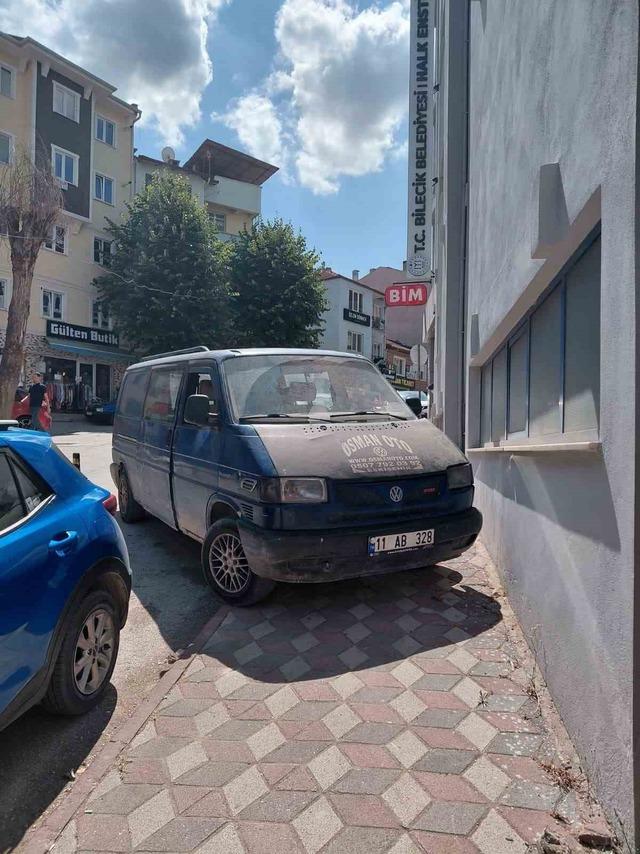 Kaldırım &uuml;st&uuml;ne park eden ara&ccedil; yayaların tepkilerine neden oluyor 1