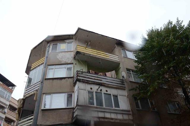 4&rsquo;&uuml;nc&uuml; kattan aşağı d&uuml;şt&uuml;, şans eseri &ouml;len ya da yaralanan olmadı 1