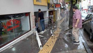 4&rsquo;&uuml;nc&uuml; kattan aşağı d&uuml;şt&uuml;, şans eseri &ouml;len ya da yaralanan olmadı
