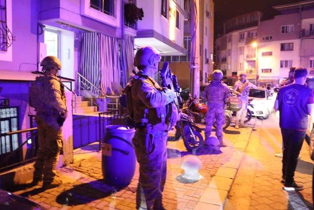 Denizli&rsquo;de 53 yılla aranan 2 firari JASAT&rsquo;ın sıkı takibinden ka&ccedil;amadı 3
