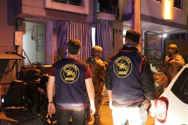 Denizli&rsquo;de 53 yılla aranan 2 firari JASAT&rsquo;ın sıkı takibinden ka&ccedil;amadı 2