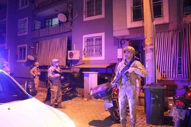 Denizli&rsquo;de 53 yılla aranan 2 firari JASAT&rsquo;ın sıkı takibinden ka&ccedil;amadı 1