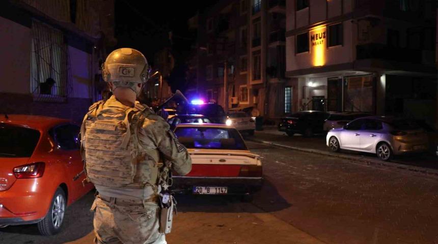Denizli&rsquo;de 53 yılla aranan 2 firari JASAT&rsquo;ın sıkı takibinden ka&ccedil;amadı