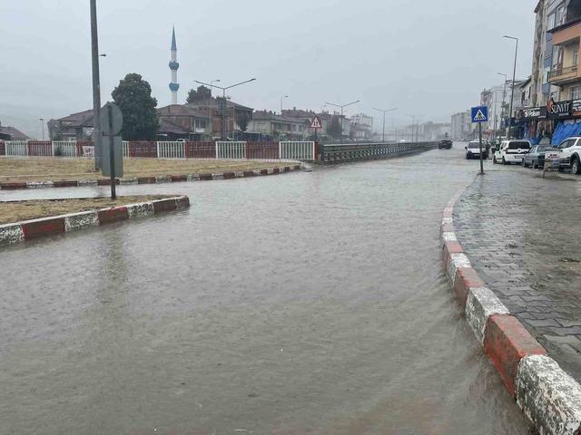 Kavak&rsquo;ta sağanak yağış etkili oldu: Yollar g&ouml;le d&ouml;nd&uuml; 3