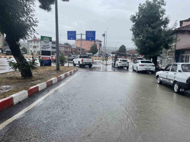 Kavak&rsquo;ta sağanak yağış etkili oldu: Yollar g&ouml;le d&ouml;nd&uuml; 2