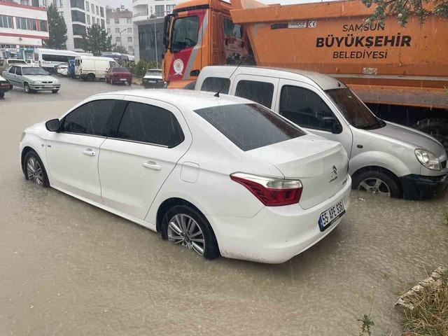 Kavak&rsquo;ta sağanak yağış etkili oldu: Yollar g&ouml;le d&ouml;nd&uuml; 1