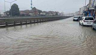 Kavak&rsquo;ta sağanak yağış etkili oldu: Yollar g&ouml;le d&ouml;nd&uuml;
