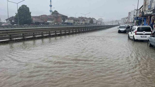 Kavak’ta sağanak yağış etkili oldu: Yollar göle döndü