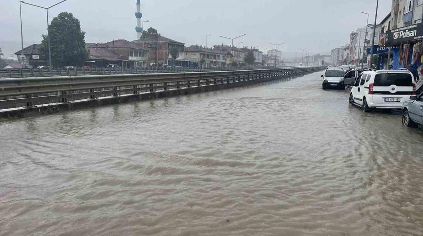 Kavak&rsquo;ta sağanak yağış etkili oldu: Yollar g&ouml;le d&ouml;nd&uuml;