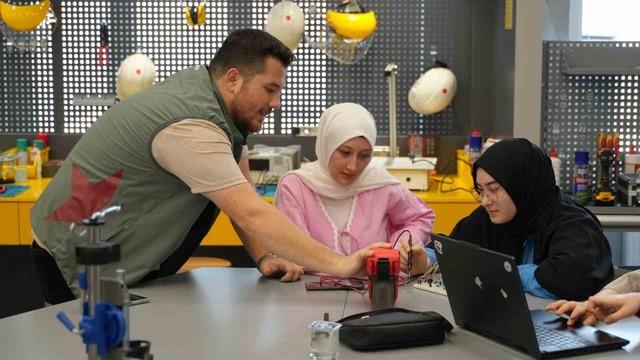 KBÜ’de lise öğrencileri dijital üretim ve yapay zeka eğitimi alıyor 1
